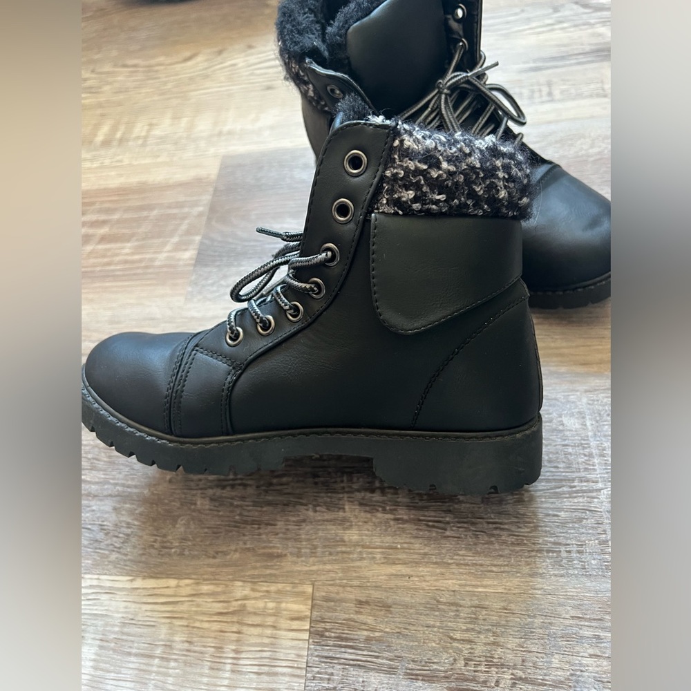 Women’s size Small boots Fits like a size 7.